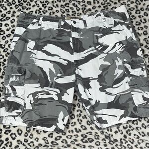 Wrangler Gray and White Cargo Shorts